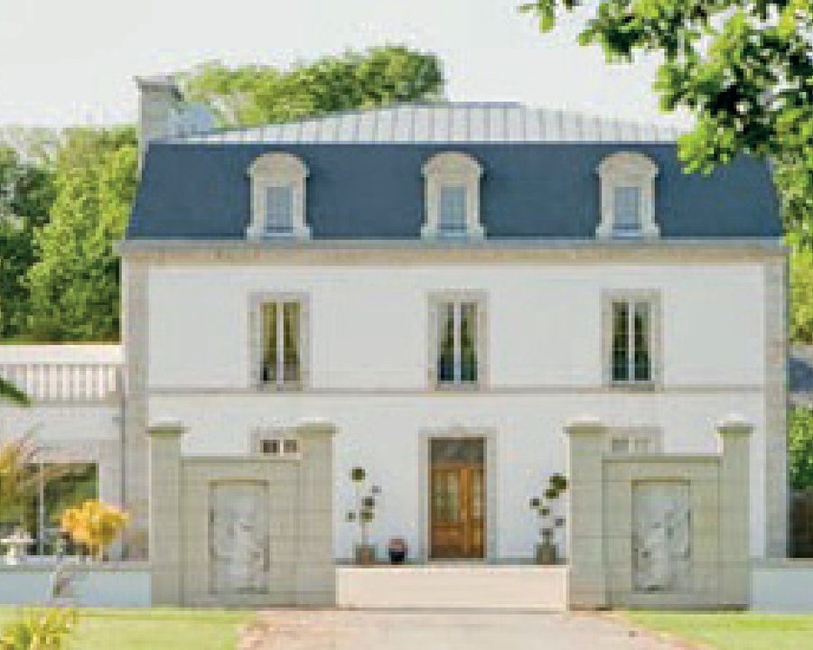 Façade du Manoir de Penfrat entourée d’arbres